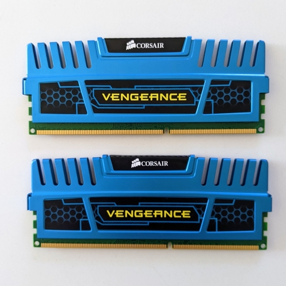 CORSAIR Vengeance 8GB (2x 4GB) 240-Pin DDR3 SDRAM 1600 (PC 12800) Desktop EUC - Picture 1 of 10